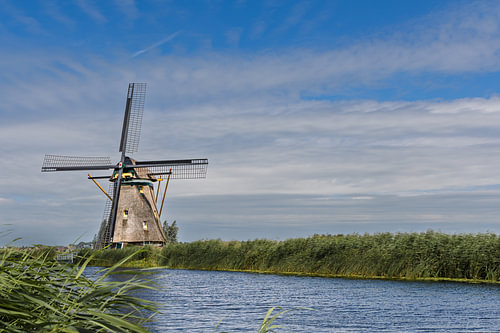 Ruhe über dem Polder | Traditionelle niederländische Mühle am Wasser