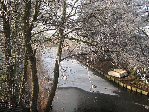 Bootje uit de vaart door ijsgang