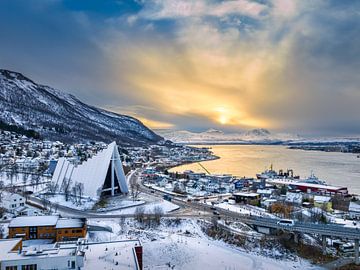 Noordpoolkathedraal in Tromso, Noorwegen van Michael Abid