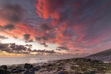 Genieten van een spectaculaire zonsondergang boven de Waddenzee van Bram Lubbers