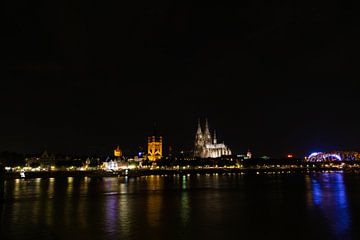 De Rijnoever van Keulen 's nachts van Tom Voelz