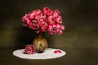 Modernes Stilleben mit Pfingstrosen und Tulpen