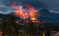 Feuerwerk über einem Bergdorf, Villars-sur-Ollon, Kanton Waadt, Schweiz von Rene van der Meer Miniaturansicht