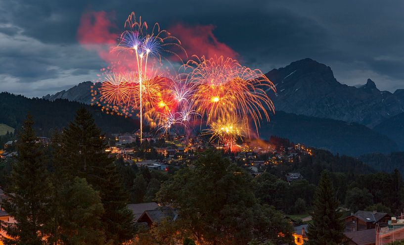 Feuerwerk über einem Bergdorf, Villars-sur-Ollon, Kanton Waadt, Schweiz von Rene van der Meer