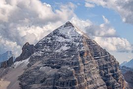 Bergblick auf den leicht beschneiten Tofana di Rozes von Leo Schindzielorz