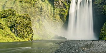 Der Wasserfall Skogafoss in Island an einem Sommertag