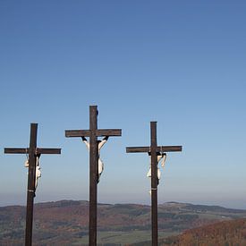 3 Kreuze am Kreuzberg in der Rhön mit Herbstlandschaft von Martin Flechsig