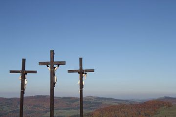 3 kruizen op de Kreuzberg in de Rhön met herfstlandschap van Martin Flechsig