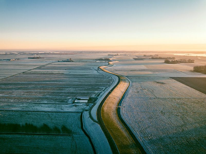 Zuiderzeedijk van bovenaf gezien tijdens een winterse zonsondergang van Sjoerd van der Wal Fotografie