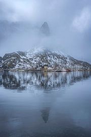 Majestätische Lofoten – Spiegelungen im nebligen Wasser von Reine, Norwegen von PhotoCluster