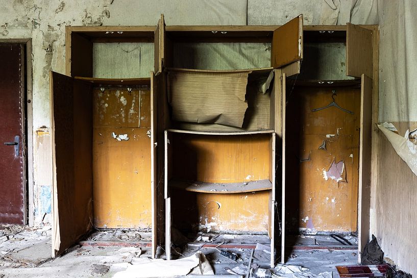 Alter kaputter Schrank - Lost Place Alter Flugplatz Rangsdorf von Frank Herrmann