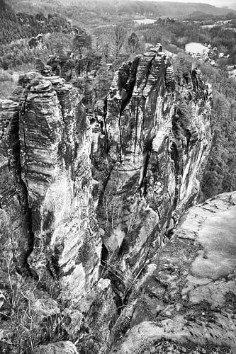 Rotsen in het Elbezandsteengebergte bij de Bastei in zwart-wit