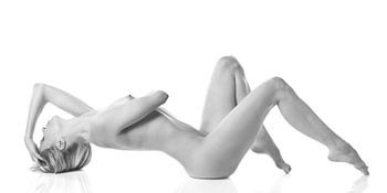 Femme nue. Photo en noir et blanc avec une finition douce et bruyante.  #C4331