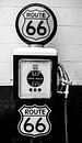 Route 66 benzinepomp in zwart wit | Retro tankstation Verenigde Staten van Amerika van Monique Tekstra-van Lochem thumbnail