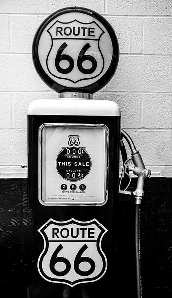 Route 66 benzinepomp in zwart wit | Retro tankstation Verenigde Staten van Amerika van Monique Tekstra-van Lochem