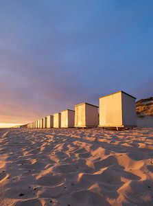 Het strand badend in het avondlicht.