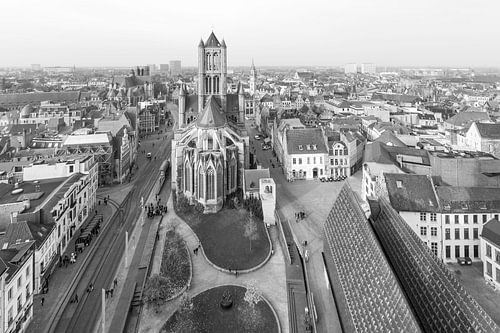 Het uitzicht over Gent met de Sint-Niklaaskerk