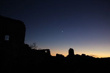 Silent night between ruins van Jan Katuin