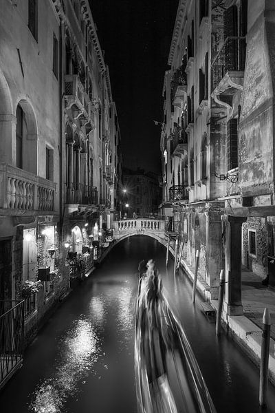 Ruelle romantique à Venise avec gondole en noir et blanc par Manfred Voss, Photographie Noir et Blanc