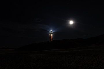 Avec la lune à côté du phare depuis la plage. sur Anneke Hooijer