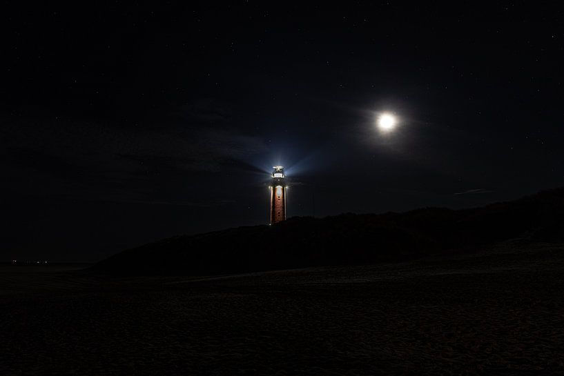 Avec la lune à côté du phare depuis la plage. par Anneke Hooijer