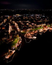 Port illuminé de Makkum la nuit sur Ewold Kooistra