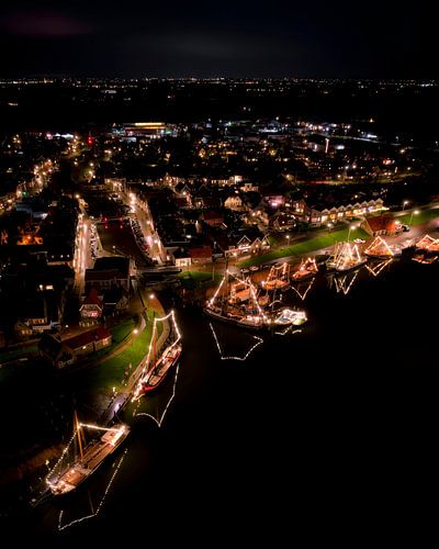 Port illuminé de Makkum la nuit