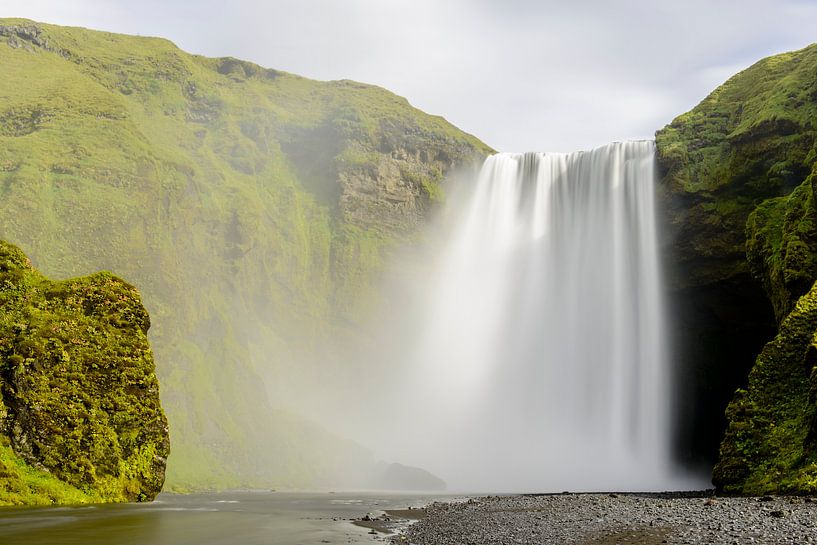 Skogafoss Wasserfall in Island an einem Sommertag von Sjoerd van der Wal Fotografie