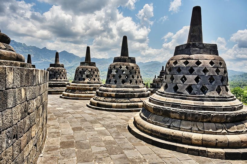 Der Rundweg zu den tausendjährigen Stupas von Frank Photos