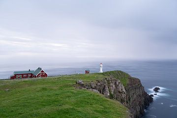 Ferme et phare aux îles Féroé