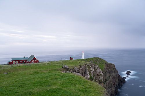 Boerderij en vuurtoren op de Faeröer Eilanden