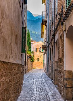 Blick auf eine enge Straße in der alten Mittelmeerstadt Soller