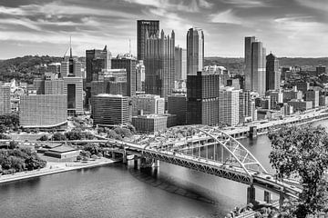 Fort Pitt Bridge met het centrum van Pittsburgh | Monochrom