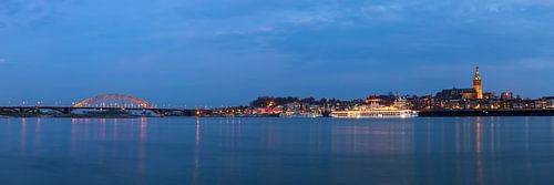 Large panoramic view of Nijmegen and the Waalbrug at night