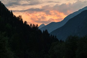 Zonsondergang in Julische alpen van Marcel Tuit
