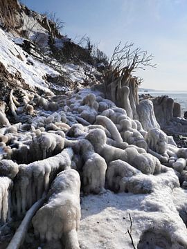 Gefrorener Strand – Steilküste Hohes Ufer, Ahrenshoop, Darß von Jörg Hausmann