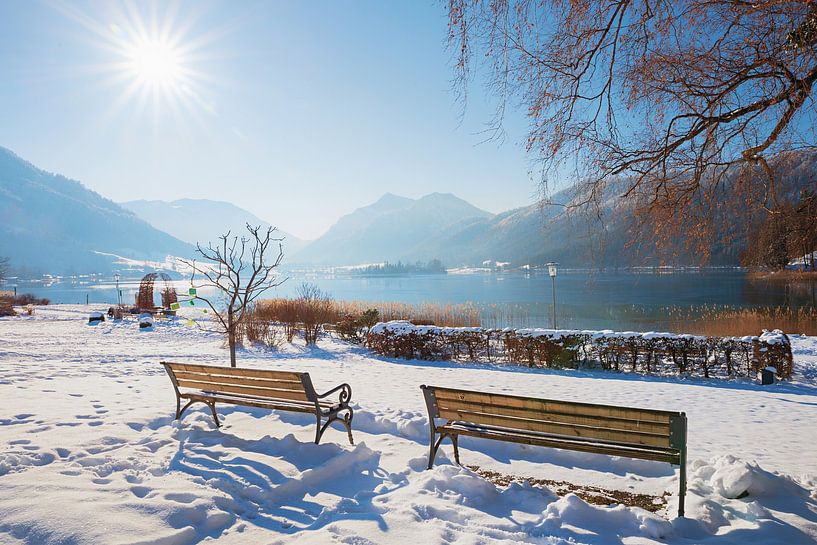 paysage enneigé au jardin du spa Schliersee avec deux bancs par SusaZoom