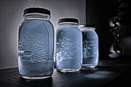 Bocal en verre dans la lumière bleue sur Björn Leurs