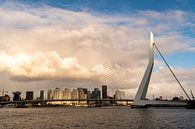 Rotterdam, zonnestalen strelen het topje van de Erasmusbrug van Ingrid Aanen thumbnail
