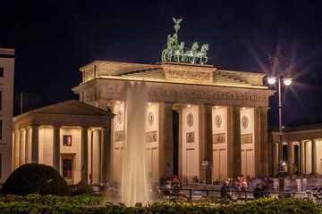 Berlijn - Brandenburger Tor bij nacht van t.ART