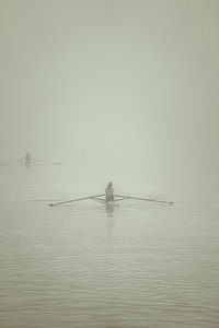 Ruderer im Nebel