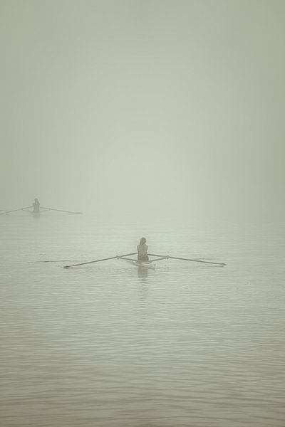 Roeiers in de mist van Rik Verslype