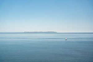 Segeln zu einer Insel im Meer