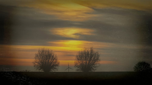 Molen in de verte tussen bomen
