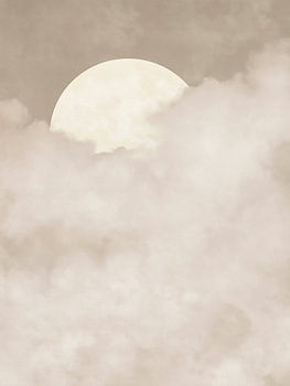 Zachte maan boven de wolken