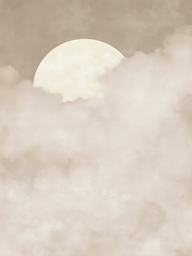 Une lune douce au-dessus des nuages