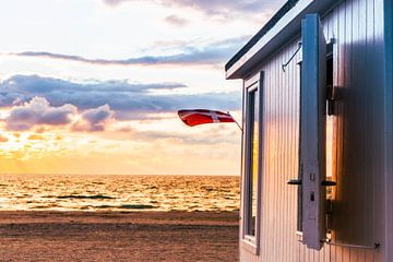 Vue partielle d'une maison de bain sur la plage de Løkken pendant le coucher du soleil sur Andrea Gaitanides - Fotografie mit Leidenschaft