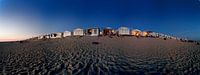 Avondopname van  strand  Bloemendaal met vakantiehuisjes, strandhokjes bij avond van Marcus Wubbe thumbnail