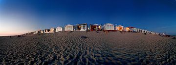 Avondopname van  strand  Bloemendaal met vakantiehuisjes, strandhokjes bij avond van Marcus Wubbe