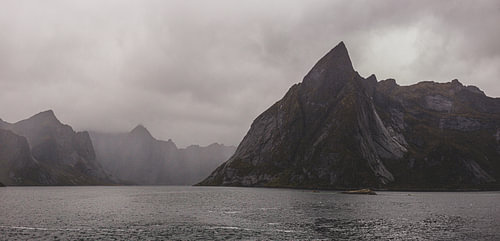 Lumière d'orage au-dessus d'un fjord norvégien